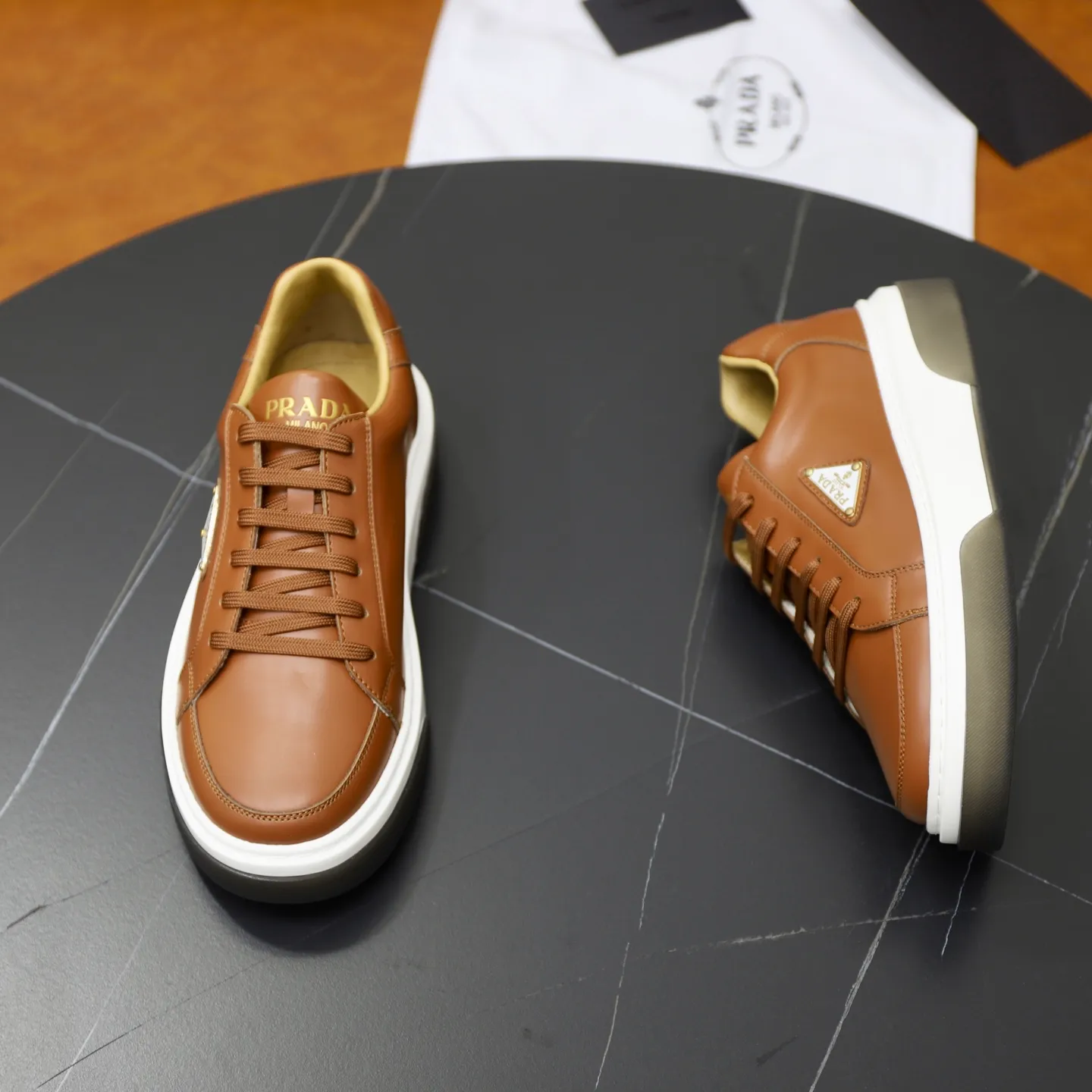 Factory price: 720💰Top original order Brand: PRADA (Prada) Standard code: Men's size 38/44 (45 can be customized) Grade: Same as the official website Material: Original cowhide stitching imported cowhide lining Original combination two-color wear-resistant soft outsole Style category: Leisure and sports version Young fashion European and American trend British style Color: Actual picture color
